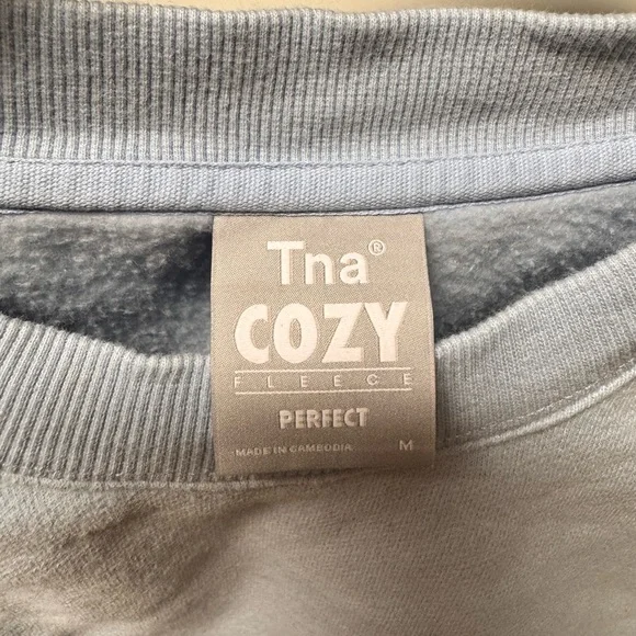 Aritzia TNA Cozy Fleece Perfect Cropped Sweatshirt - Picture 5 of 6